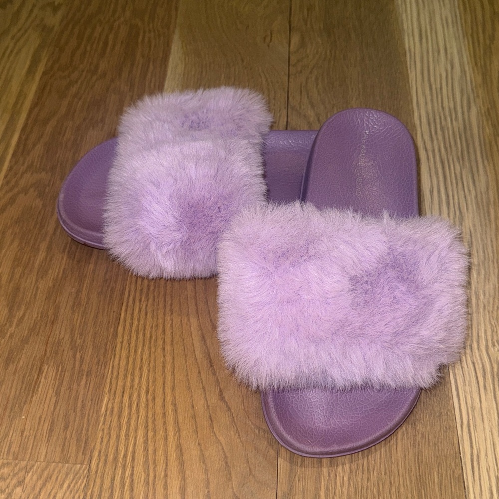 Treasure & Bond Lilac Fuzzy Slide Sandals